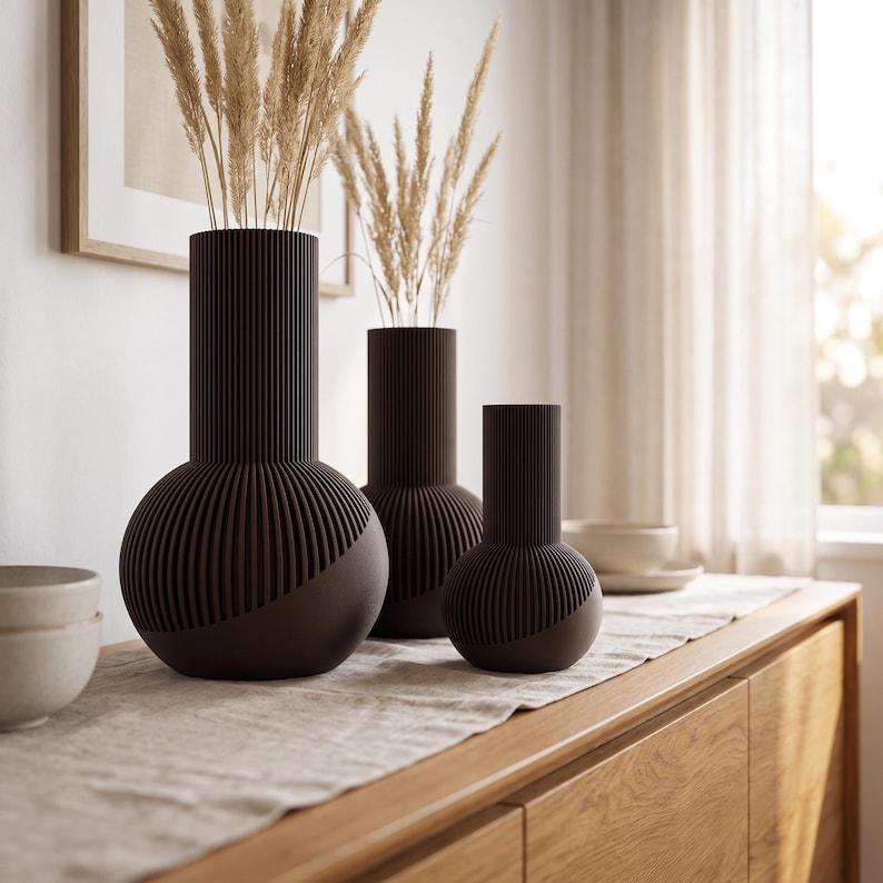 Vase côtelé Tama | Vase à ventre rond et col haut, imprimé en 3D | Côtes en spirale | Fleurs séchées et herbes de la pampa | Style bohème japonais