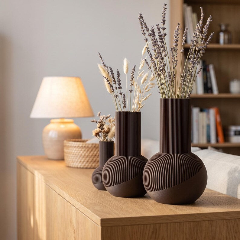 Vase côtelé Tama | Vase à ventre rond et col haut, imprimé en 3D | Côtes en spirale | Fleurs séchées et herbes de la pampa | Style bohème japonais