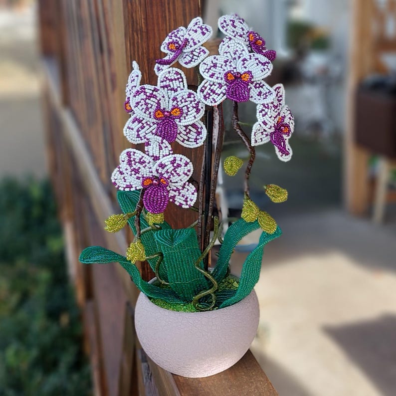 Orchidée topiaire artificielle perlée en pot