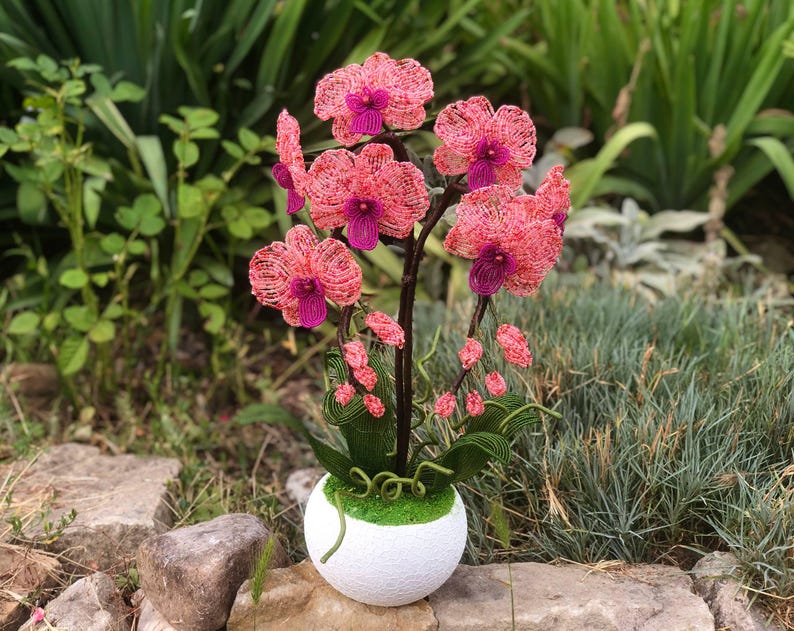 Orchidée perlée en pot rose corail et magenta, décoration intérieure artisanale