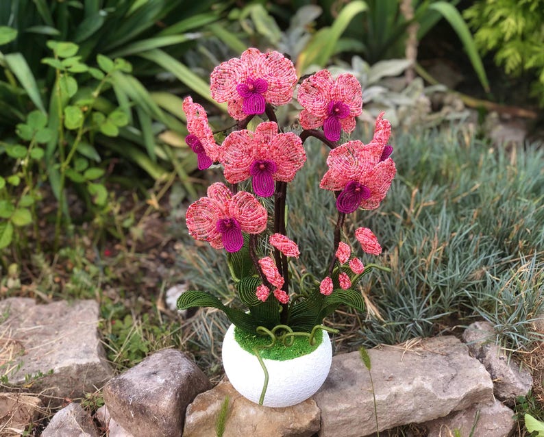 Orchidée perlée en pot rose corail et magenta, décoration intérieure artisanale
