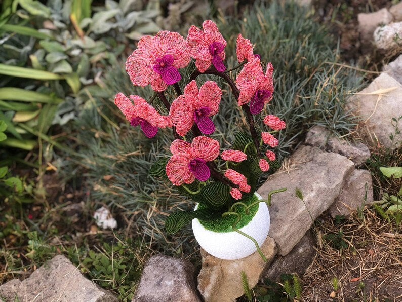 Orchidée perlée en pot rose corail et magenta, décoration intérieure artisanale