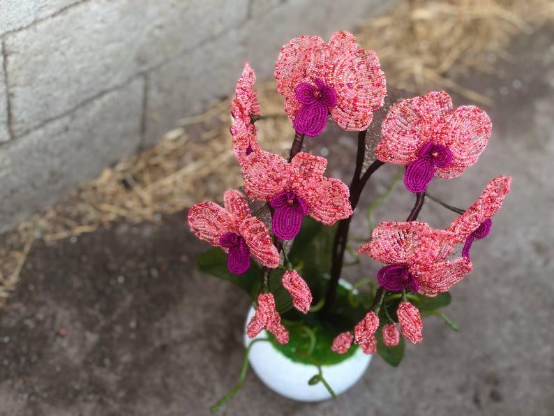 Orchidée perlée en pot rose corail et magenta, décoration intérieure artisanale