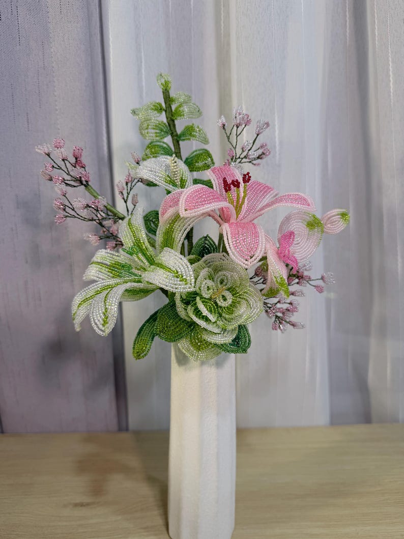 Bouquet de mariée perlé rose et blanc avec lys, callas, camélias, orchidées et fleurs miniatures, 30 cm