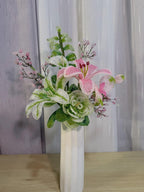 Bouquet de mariée perlé rose et blanc avec lys, callas, camélias, orchidées et fleurs miniatures, 30 cm