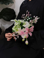 Bouquet de mariée perlé rose et blanc avec lys, callas, camélias, orchidées et fleurs miniatures, 30 cm
