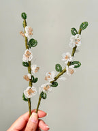 Bouquet de tulipes et magnolias perlés dans un vase en verre, décoration florale artisanale pour la maison