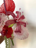 Bouquet de mariée artisanal rose et blanc avec perles, tulipes, lys et orchidées