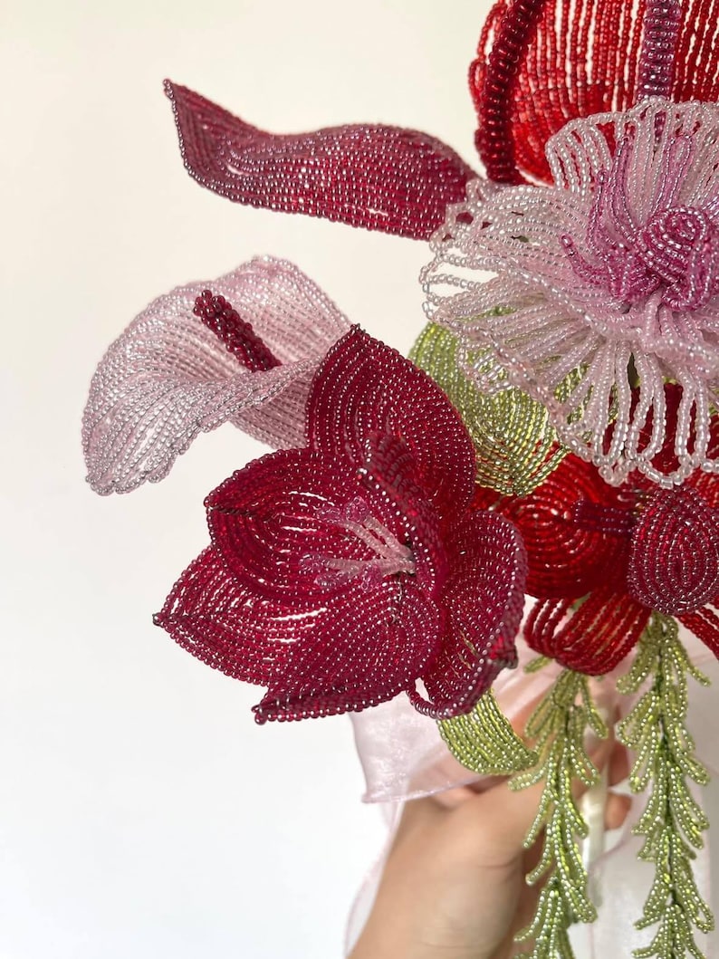 Bouquet de mariée artisanal rose et blanc avec perles, tulipes, lys et orchidées