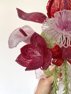 Bouquet de mariée artisanal rose et blanc avec perles, tulipes, lys et orchidées