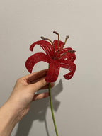 Bouquet de mariée artisanal rose et blanc avec perles, tulipes, lys et orchidées