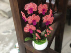 Orchidée perlée en pot rose corail et magenta, décoration intérieure artisanale
