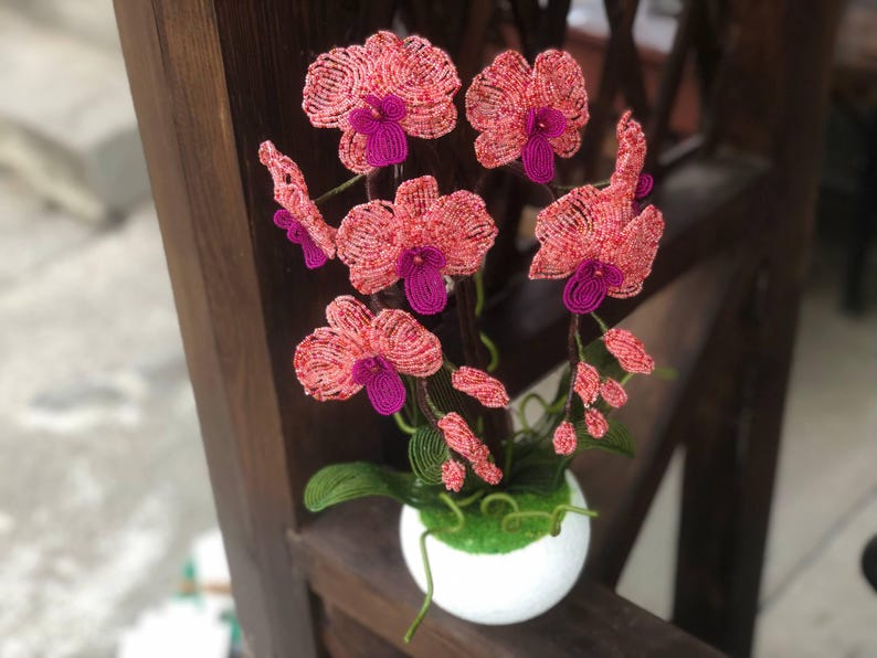 Orchidée perlée en pot rose corail et magenta, décoration intérieure artisanale