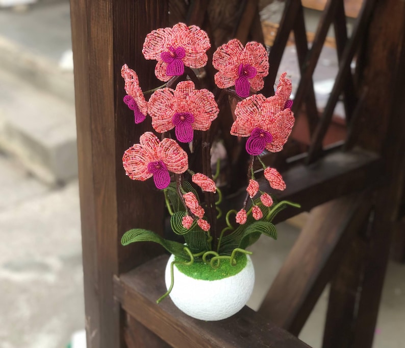 Orchidée perlée en pot rose corail et magenta, décoration intérieure artisanale