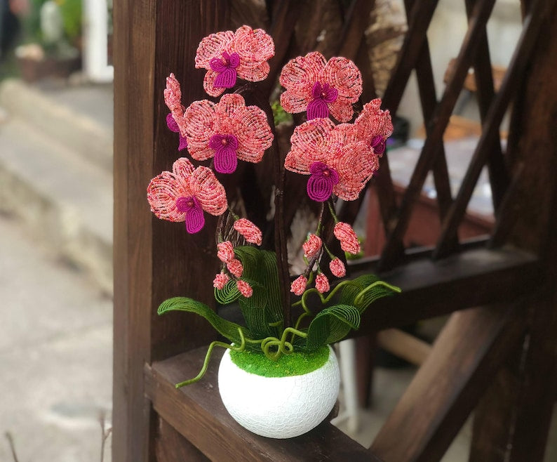 Orchidée perlée en pot rose corail et magenta, décoration intérieure artisanale