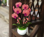 Orchidée perlée en pot rose corail et magenta, décoration intérieure artisanale
