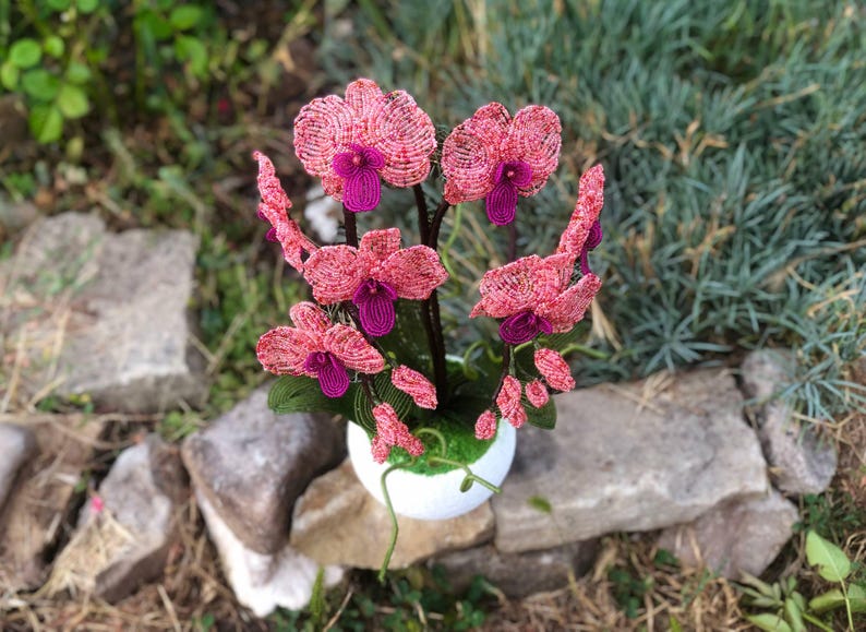Orchidée perlée en pot rose corail et magenta, décoration intérieure artisanale