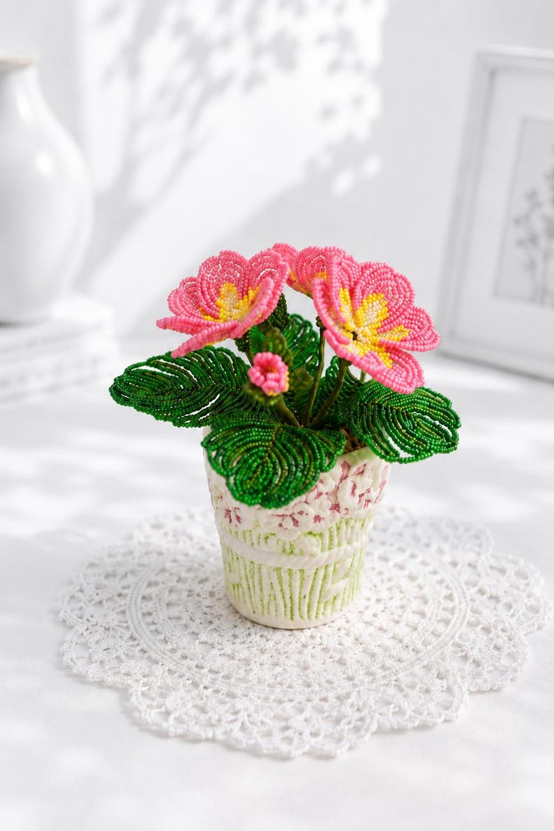 Bouquet de primevères roses en perles, composition florale printanière avec jardinière en bois