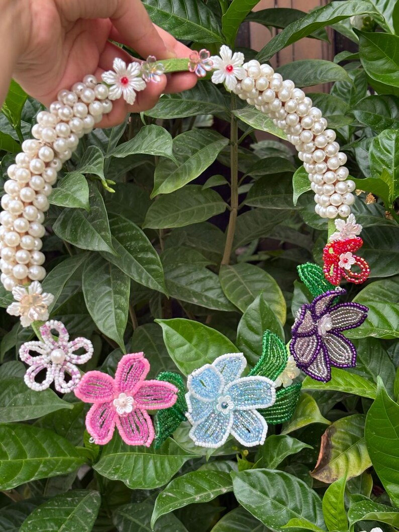 Couronne florale perlée à suspendre - Décoration murale bohème vintage faite main