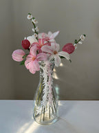 Bouquet de tulipes et magnolias perlés dans un vase en verre, décoration florale artisanale pour la maison