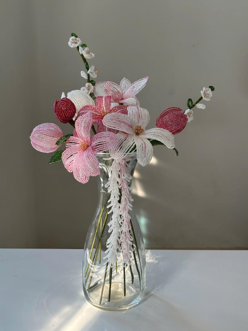 Bouquet de tulipes et magnolias perlés dans un vase en verre, décoration florale artisanale pour la maison