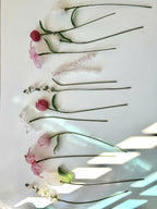 Bouquet de tulipes et magnolias perlés dans un vase en verre, décoration florale artisanale pour la maison