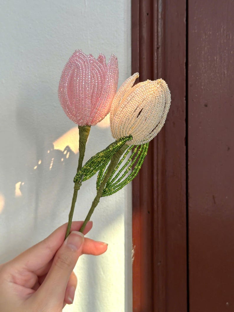Bouquet de tulipes et magnolias perlés dans un vase en verre, décoration florale artisanale pour la maison