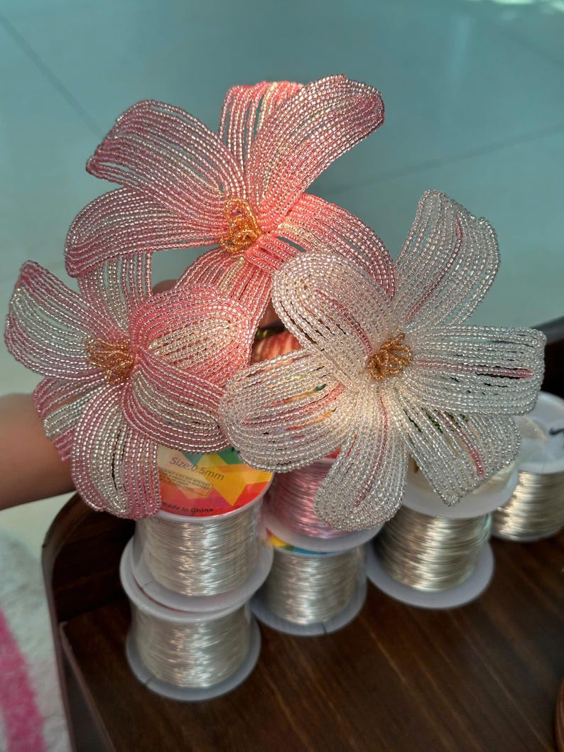 Bouquet de tulipes et magnolias perlés dans un vase en verre, décoration florale artisanale pour la maison