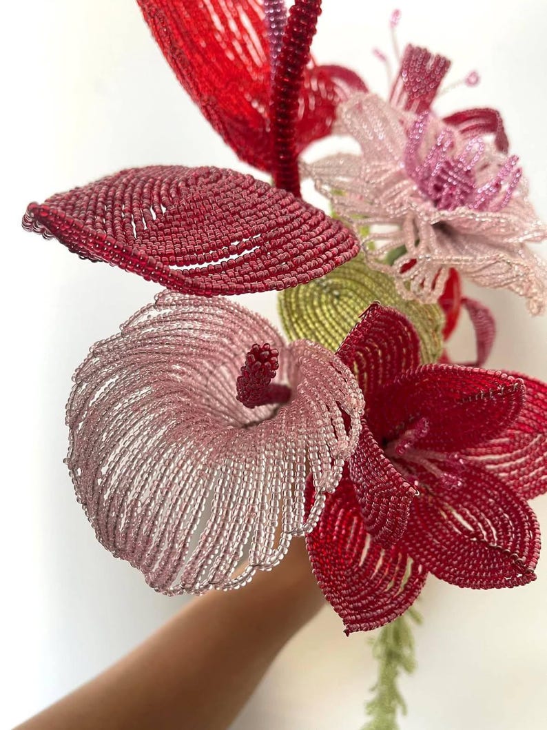 Bouquet de mariée artisanal rose et blanc avec perles, tulipes, lys et orchidées