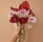 Bouquet de mariée artisanal rose et blanc avec perles, tulipes, lys et orchidées