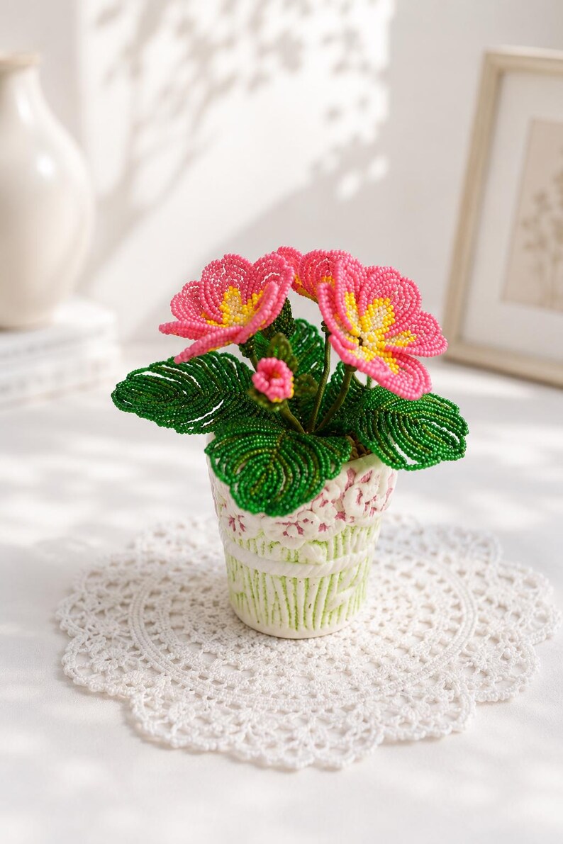 Bouquet de primevères roses en perles, composition florale printanière avec jardinière en bois