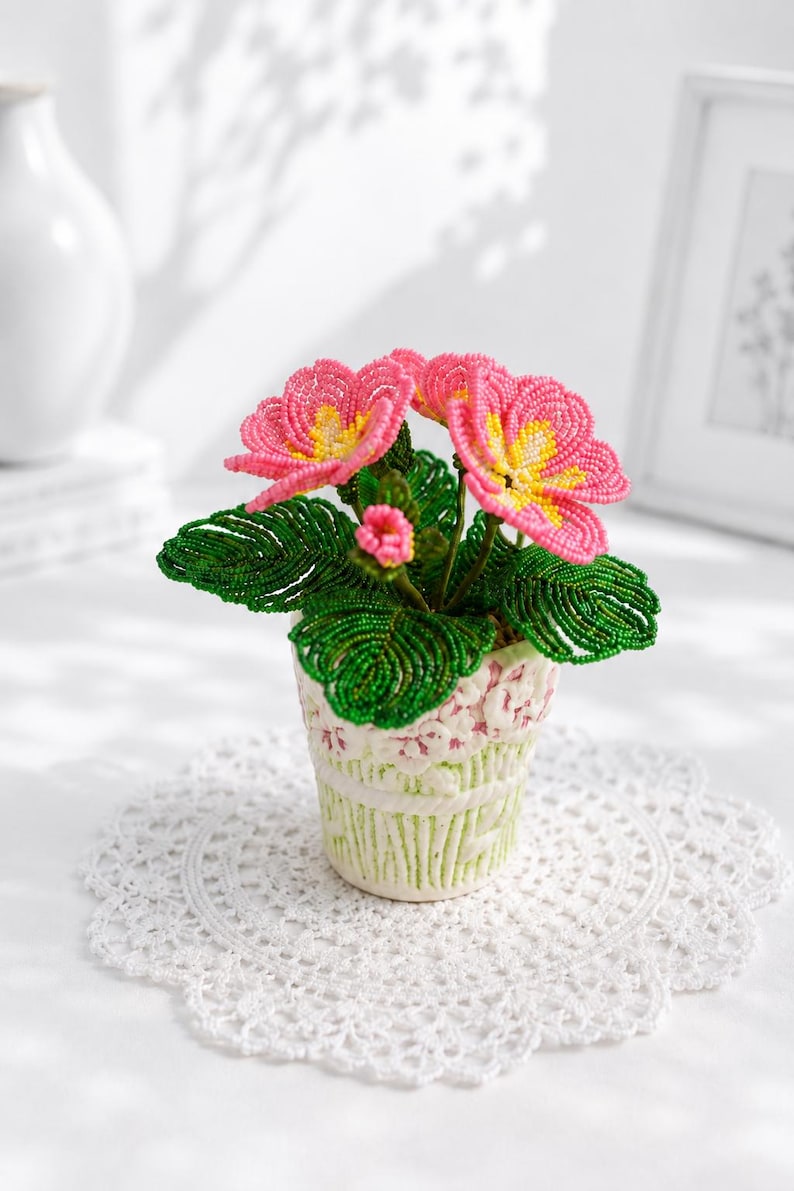 Bouquet de primevères roses en perles, composition florale printanière avec jardinière en bois