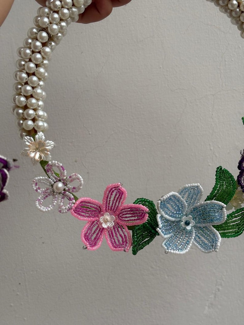 Couronne florale perlée à suspendre - Décoration murale bohème vintage faite main