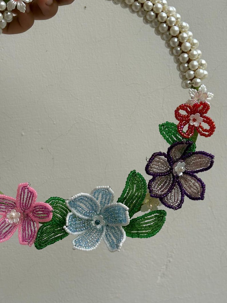 Couronne florale perlée à suspendre - Décoration murale bohème vintage faite main
