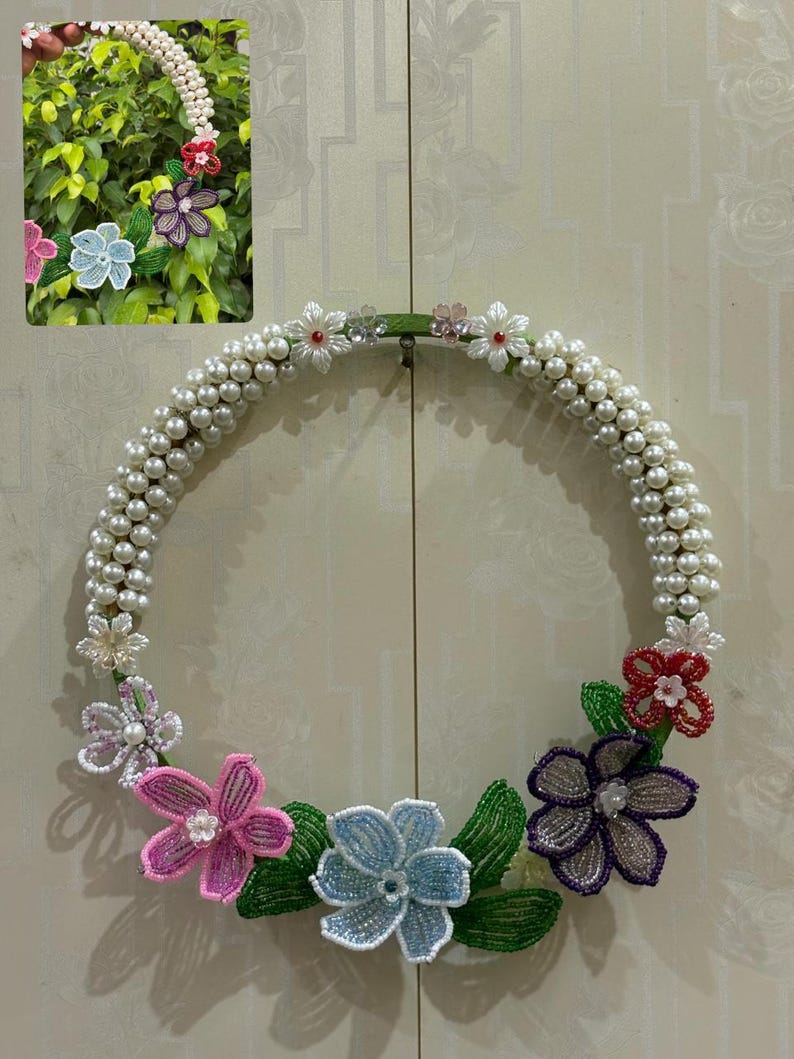 Couronne florale perlée à suspendre - Décoration murale bohème vintage faite main