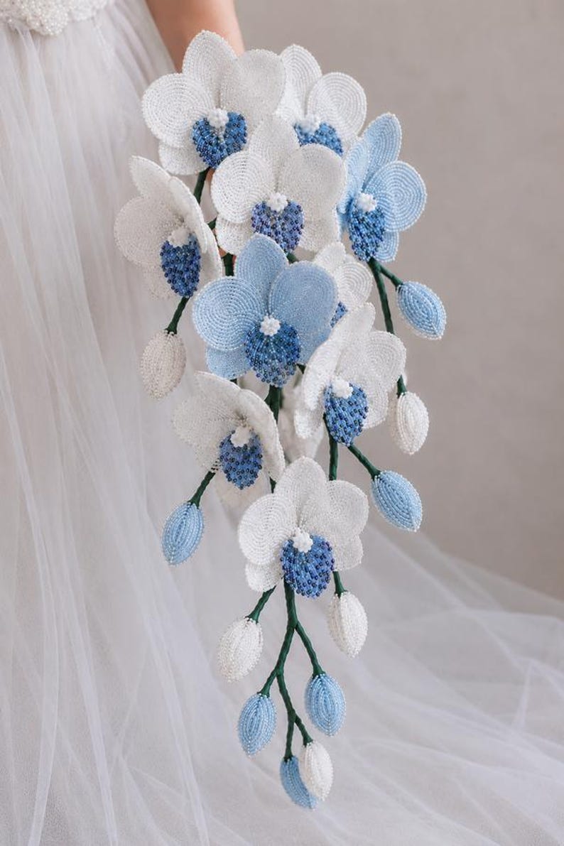 Bouquet de mariée fait main avec perles roses, blanches et bleues, composition florale souvenir