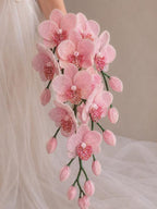 Bouquet de mariée fait main avec perles roses, blanches et bleues, composition florale souvenir