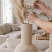Vase côtelé Tama | Vase à ventre rond et col haut, imprimé en 3D | Côtes en spirale | Fleurs séchées et herbes de la pampa | Style bohème japonais